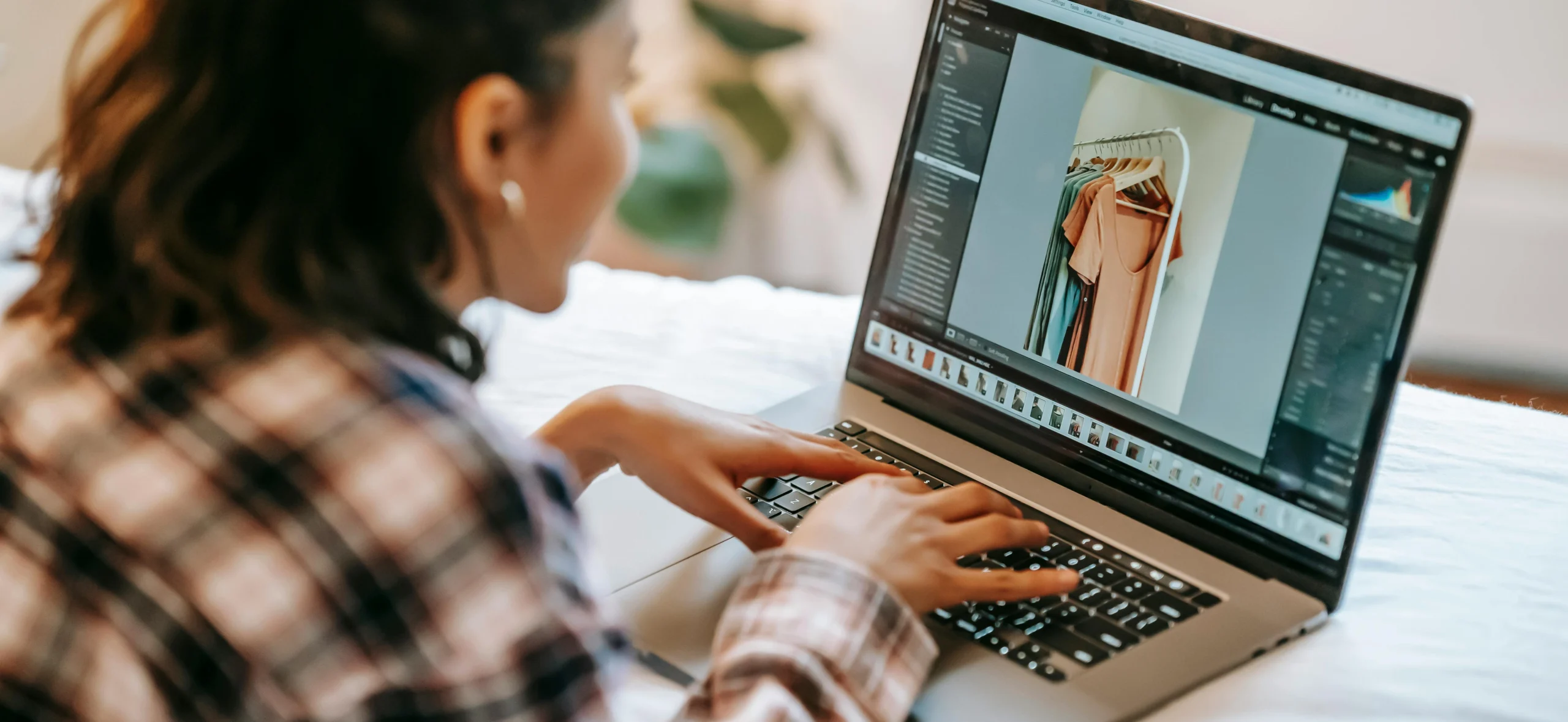 wanita sedang melakukan editing foto