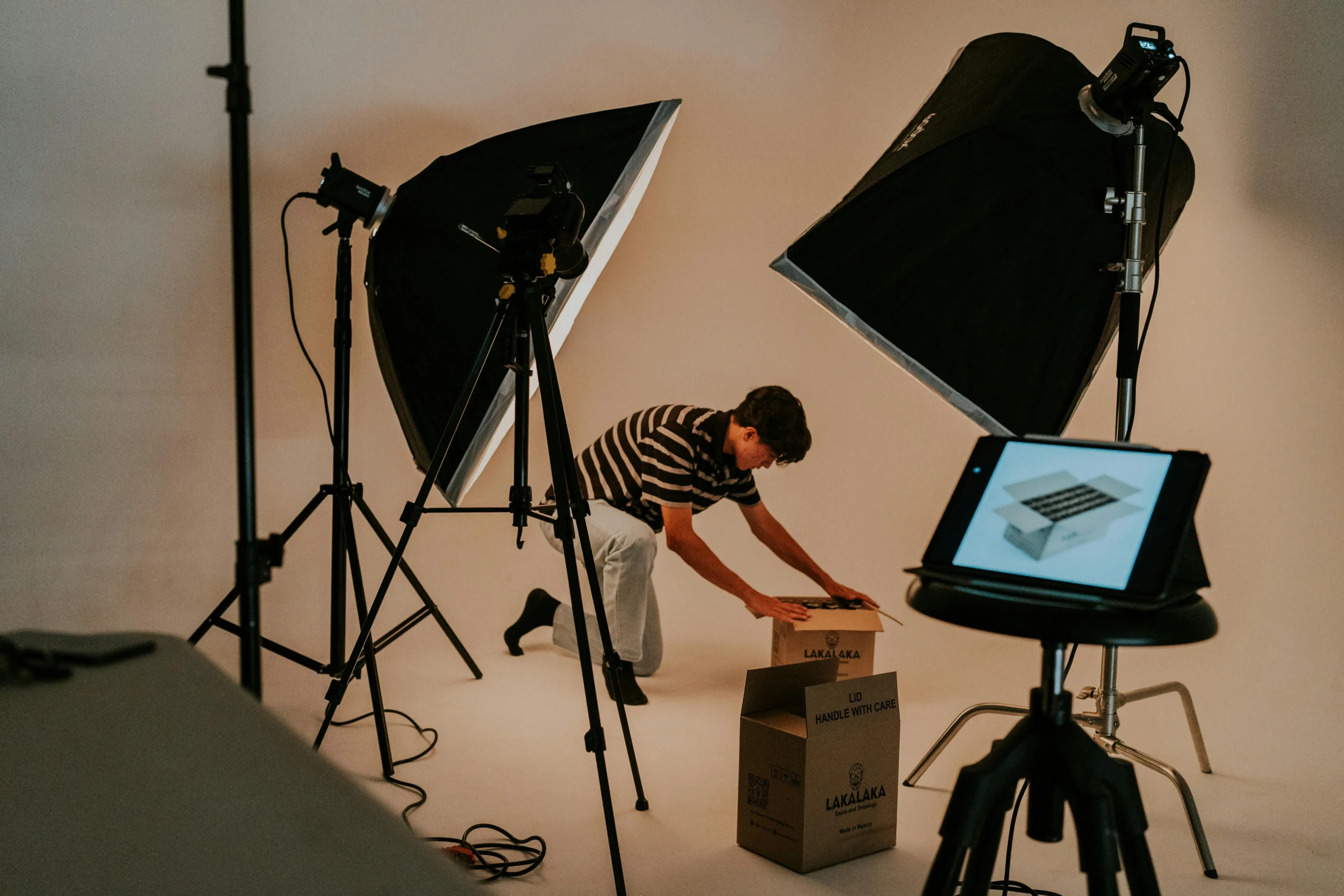 lelaki sedang mempersiapkan perlengkapan fotografi